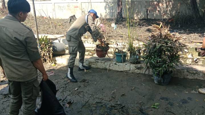 Banjir Kota Tangerang Surut 100 Persen, Petugas Gabungan Bersih-Bersih Sisa Lumpur