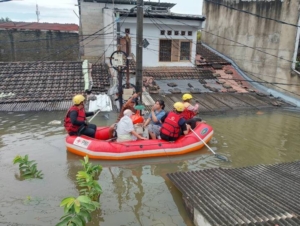 Petugas Gabungan dan Relawan Intensifkan Evakuasi Warga di Titik Banjir Kota Tangerang