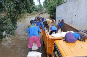 Respons Cepat, DLH Kota Tangerang Turunkan Petugas dan Armada Tangani Sampah Sisa Banjir
