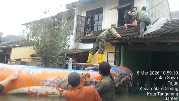 Dramatis, Petugas Gabungan Evakuasi Bayi Lewat Genteng saat Banjir Rendam Puri Kartika Baru Ciledug