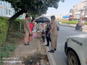 Kecamatan Jatiuwung Lakukan Penataan Pedagang di Jalan Gatot Subroto Secara Persuasif