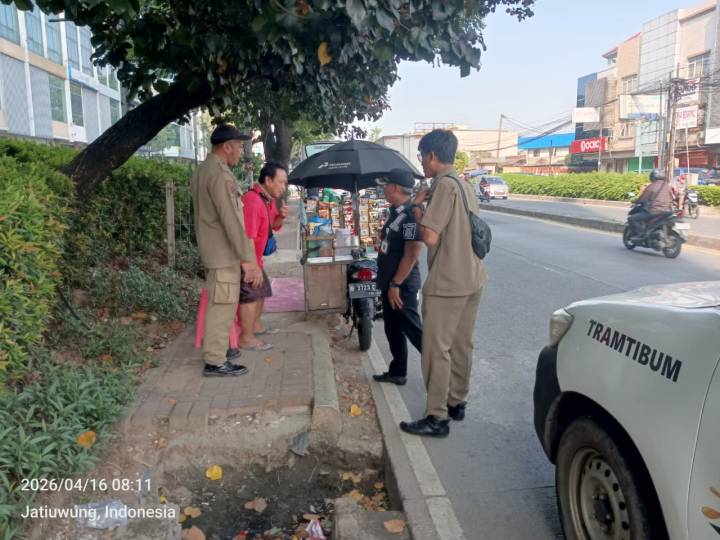 Kecamatan Jatiuwung Lakukan Penataan Pedagang di Jalan Gatot Subroto Secara Persuasif