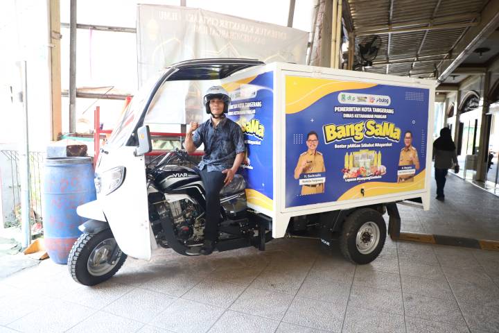 Bang SaMa Sambangi RW 08 Cimone Jaya, Warga Antusias Tebus Beras SPHP Rp55 Ribu