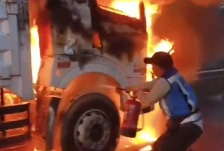 Petugas BPBD Kota Tangerang Tangani Kebakaran Truk di Ruas Tol Jakarta-Tangerang KM 13