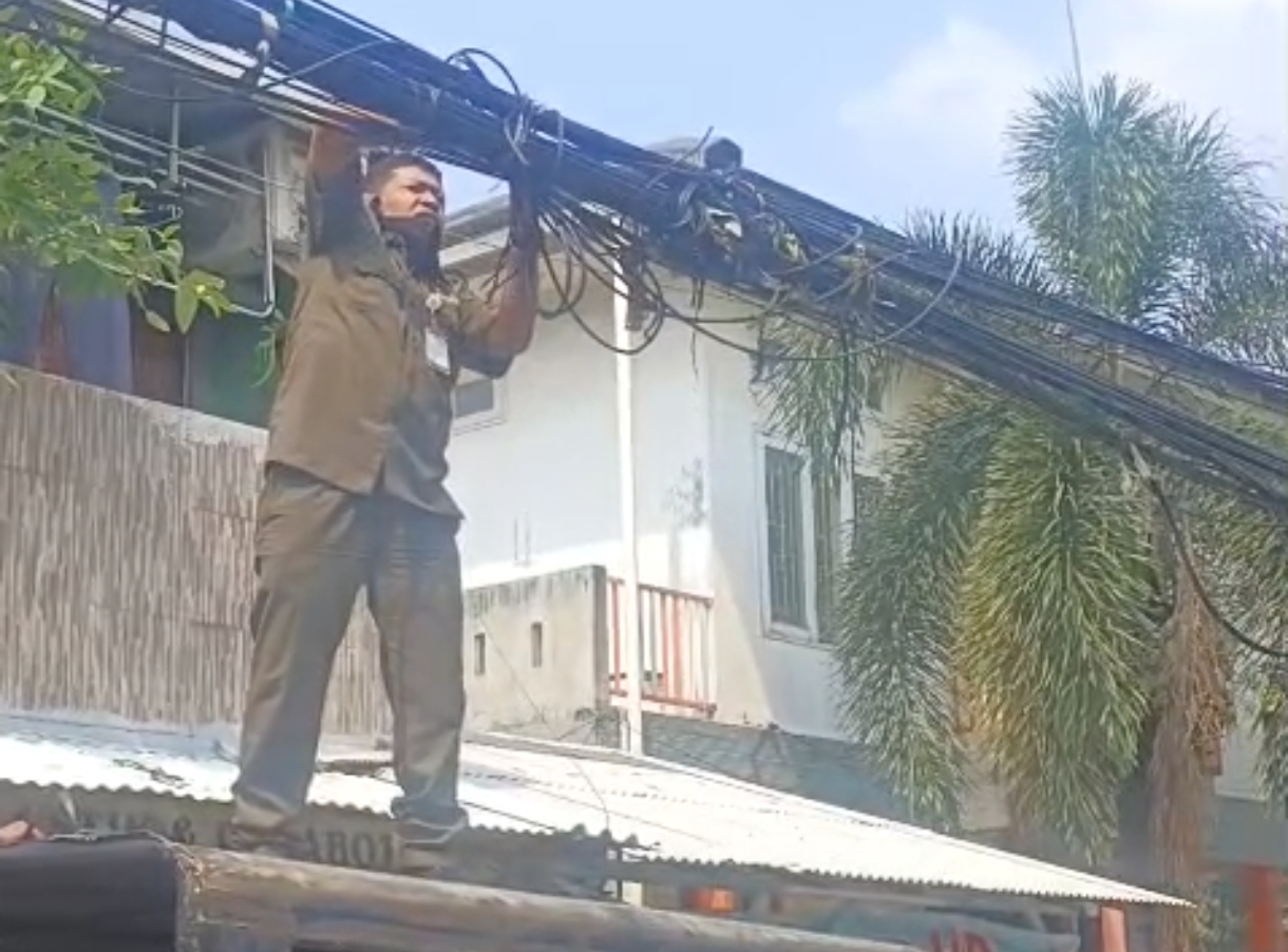 Warga Terjatuh Akibat Kabel Fiber Optik Melintang, Trantib Kecamatan Ciledug Lakukan Penertiban