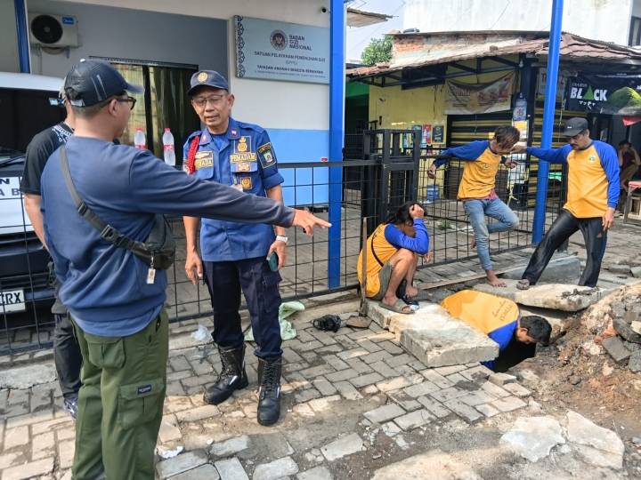 BPBD Kota Tangerang Lakukan Penyemprotan Normalisasi Saluran Air di Jalan Raden Fatah