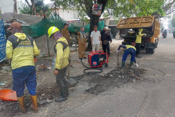 Pemkot Tangerang Gencarkan Perbaikan Jalan Adam Malik di Kecamatan Larangan