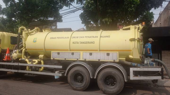 Gerak Cepat Atasi Pendangkalan Saluran, DPUPR Kota Tangerang Sedot Endapan Lumpur di Kelurahan Kreo
