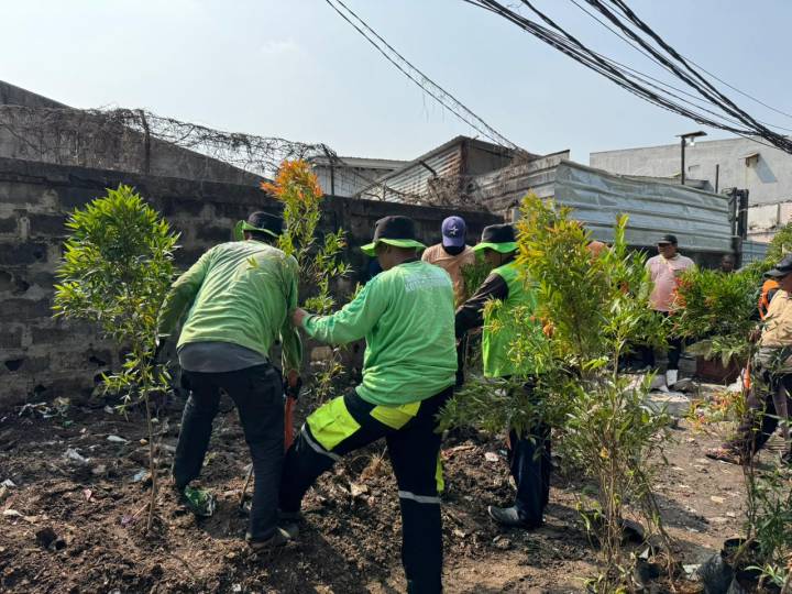 Respons Cepat Aduan Warga, DLH Kota Tangerang Tertibkan TPS Ilegal di Cipondoh dan Tangerang