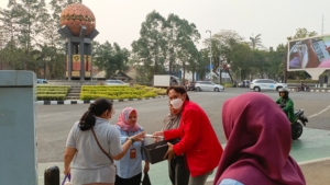 Antisipasi Abu Vulkanik Gunung Anak Krakatau, Aktivis Mahasiswa di Tangerang Serentak Bagikan Masker