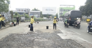 Perbaikan Jalan HOS Cokroaminoto Kota Tangerang Berlanjut, Putaran Puri Beta Larangan Kembali Dihotmix