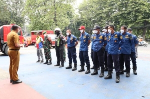 Antisipasi Dampak Abu Vulkanik, Pemkot Tangerang dan Tim Gabungan Semprot Water Mist di Jalan Protokol