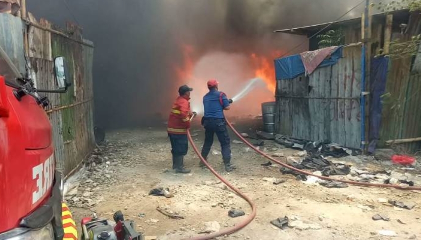 Petugas BPBD Kota Tangerang Padamkan Kebakaran Tumpukan Limbah di Cibodas
