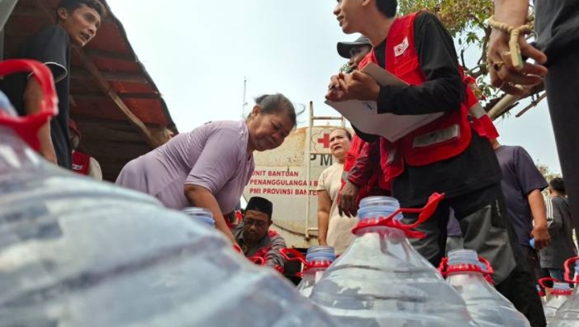 Antisipasi Kekeringan, PMI Kota Tangerang Salurkan Bantuan 5.000 Liter Air Bersih