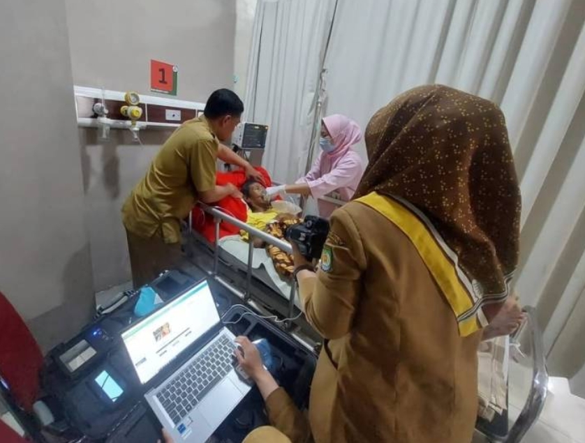 Layanan Jemput Bola, Kecamatan Ciledug Rekam KTP-el Warga Lansia di Rumah Sakit