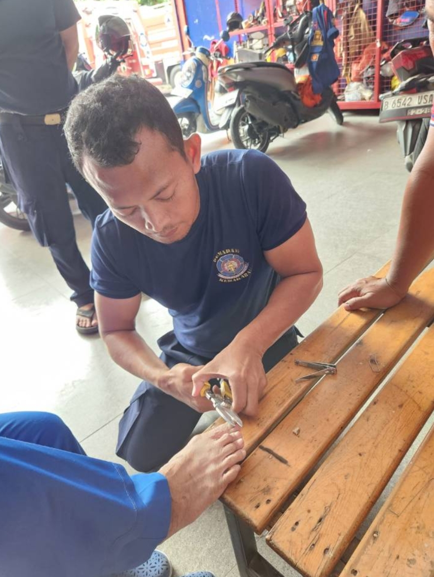 Alami Penebalan hingga 2 Cm, BPBD Kota Tangerang Bantu Nenek Salwah Potong Kuku Kakinya