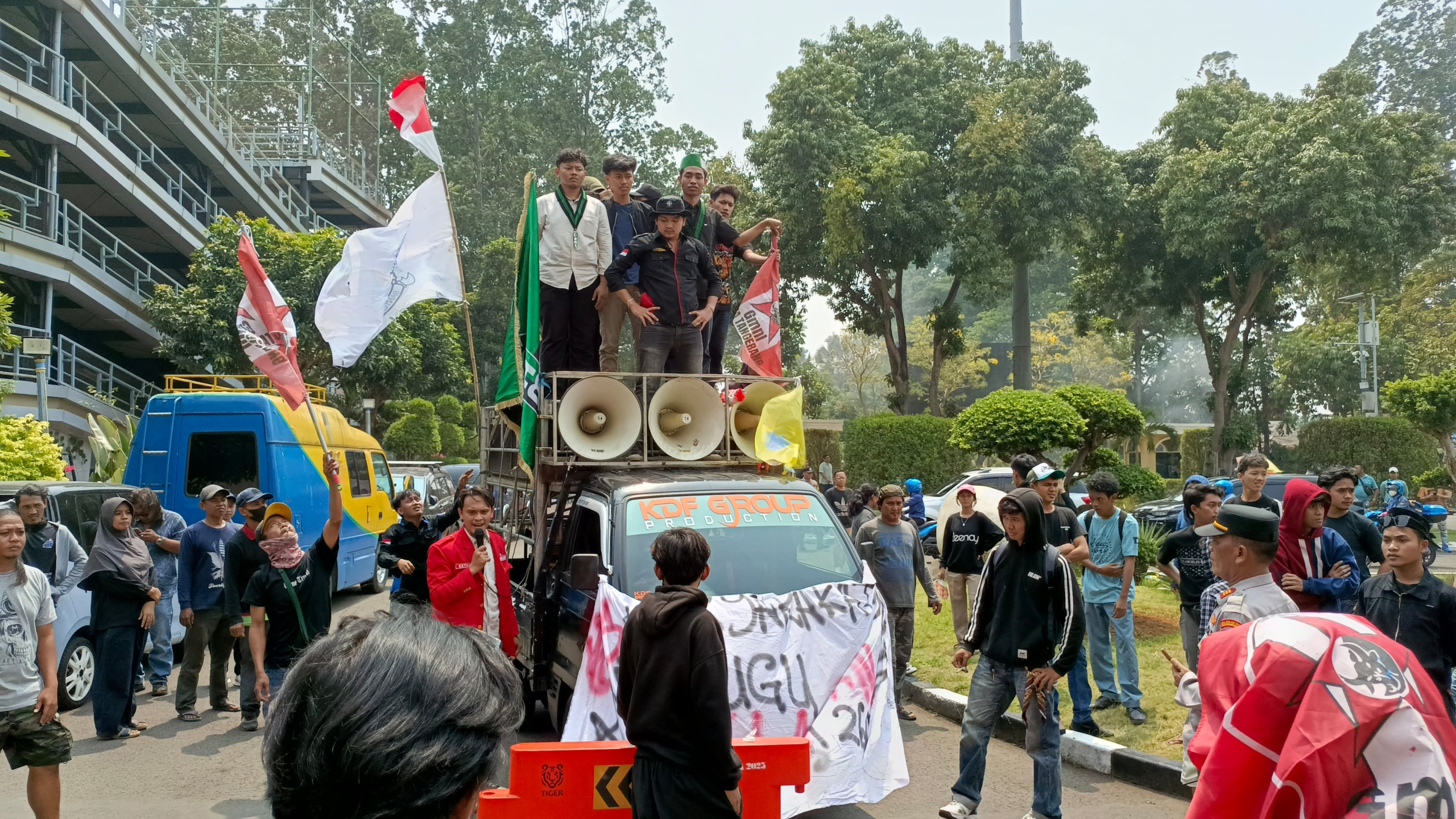 AKSI MAHASISWA BERSAMA RAKYAT KOTA TANGERANG, DESAK PENYE­GELAN CV GLOBAL JAYA KARAWACI DAN SOROTI PERSOALAN LINGKUNGAN